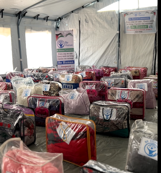 Distribution of winter blankets to displaced families. thumbnail