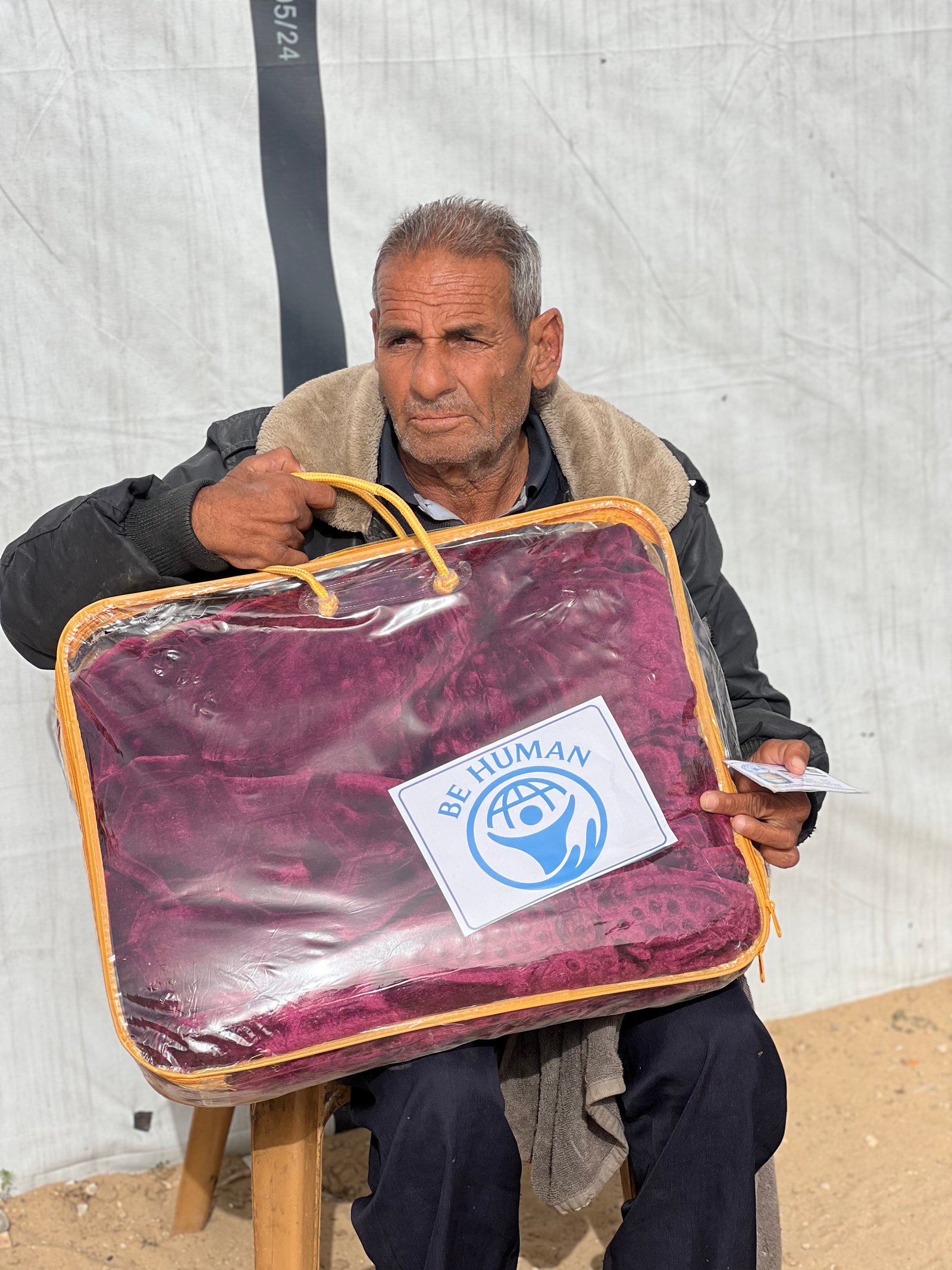 Distribution of winter blankets to displaced families. image 1