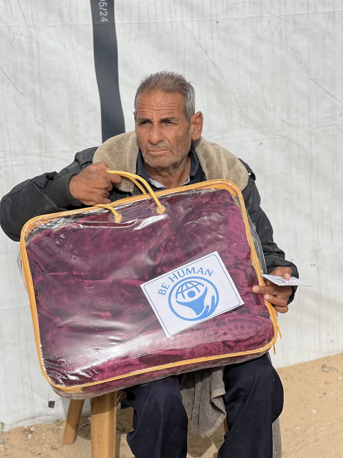 Distribution of winter blankets to displaced families. image 2