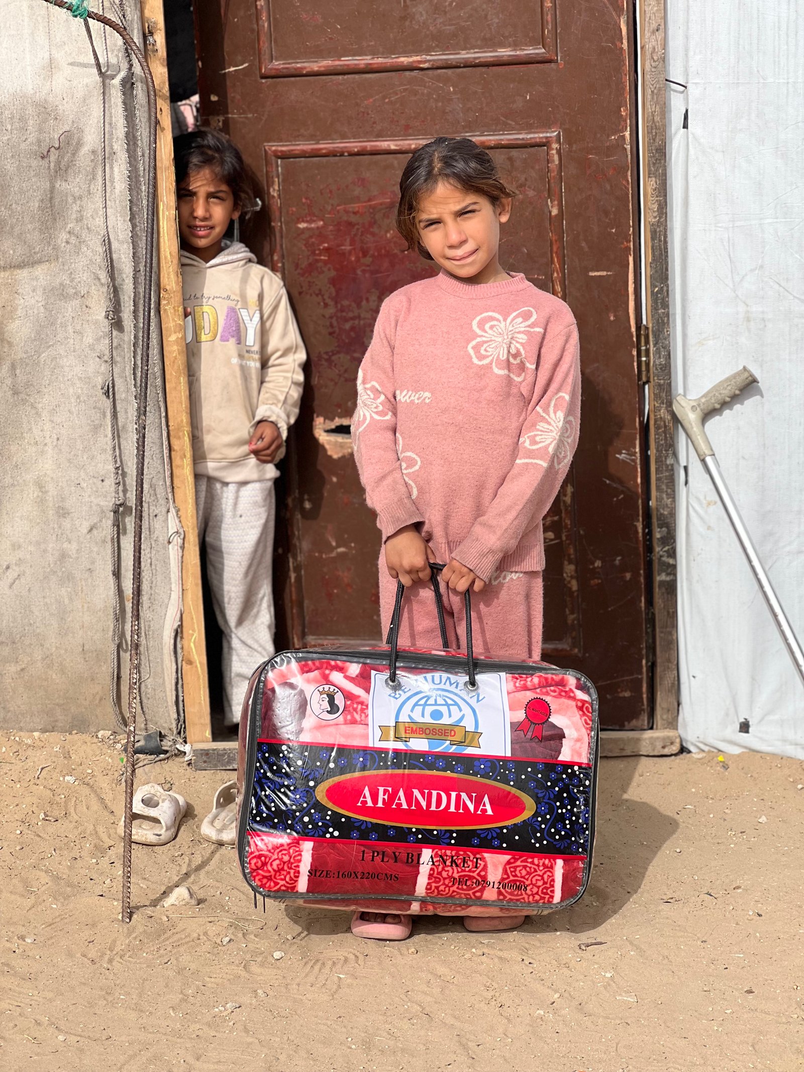 Distribution of winter blankets to displaced families. image 2