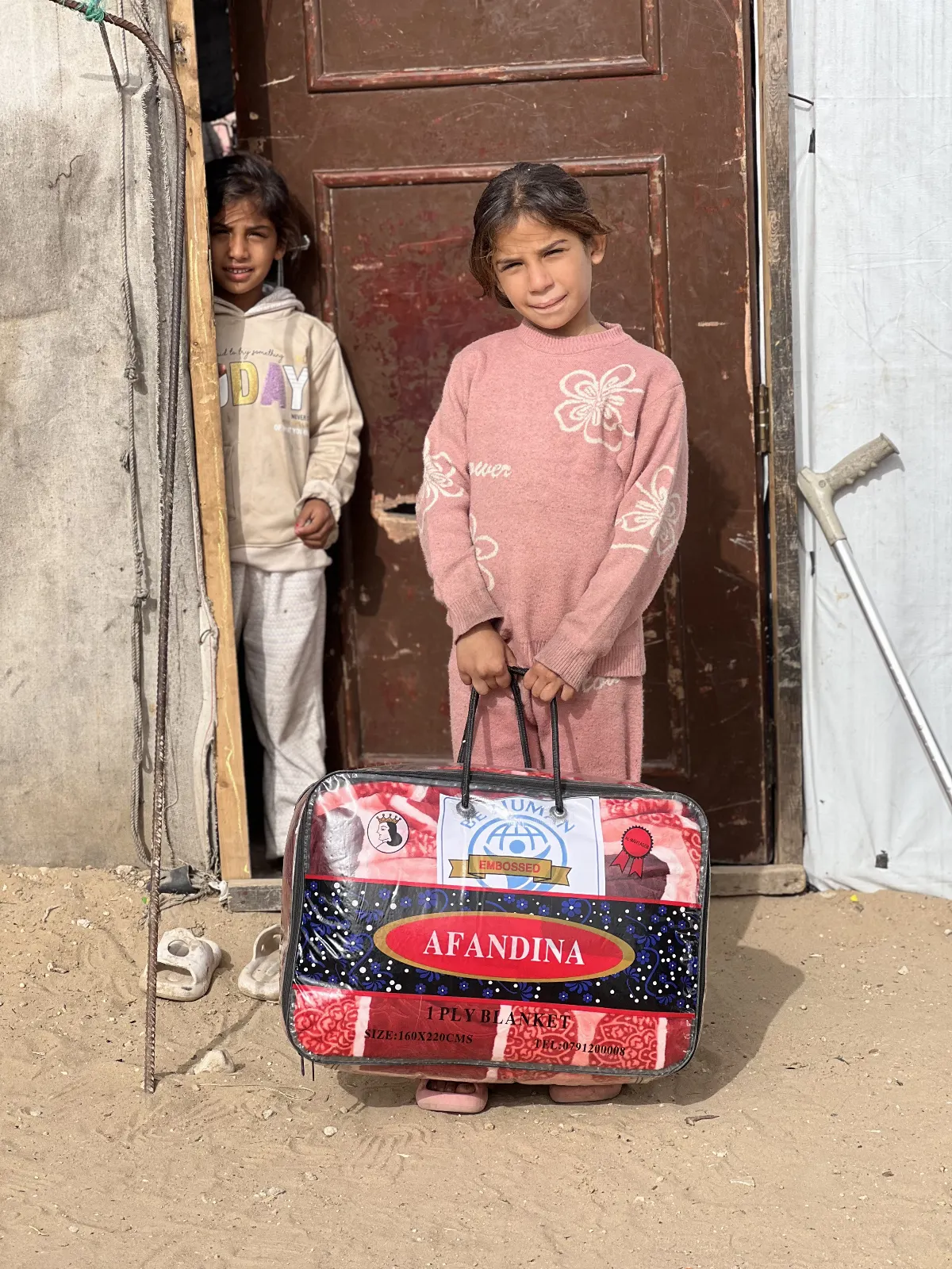 Distribution of winter blankets to displaced families. image 1