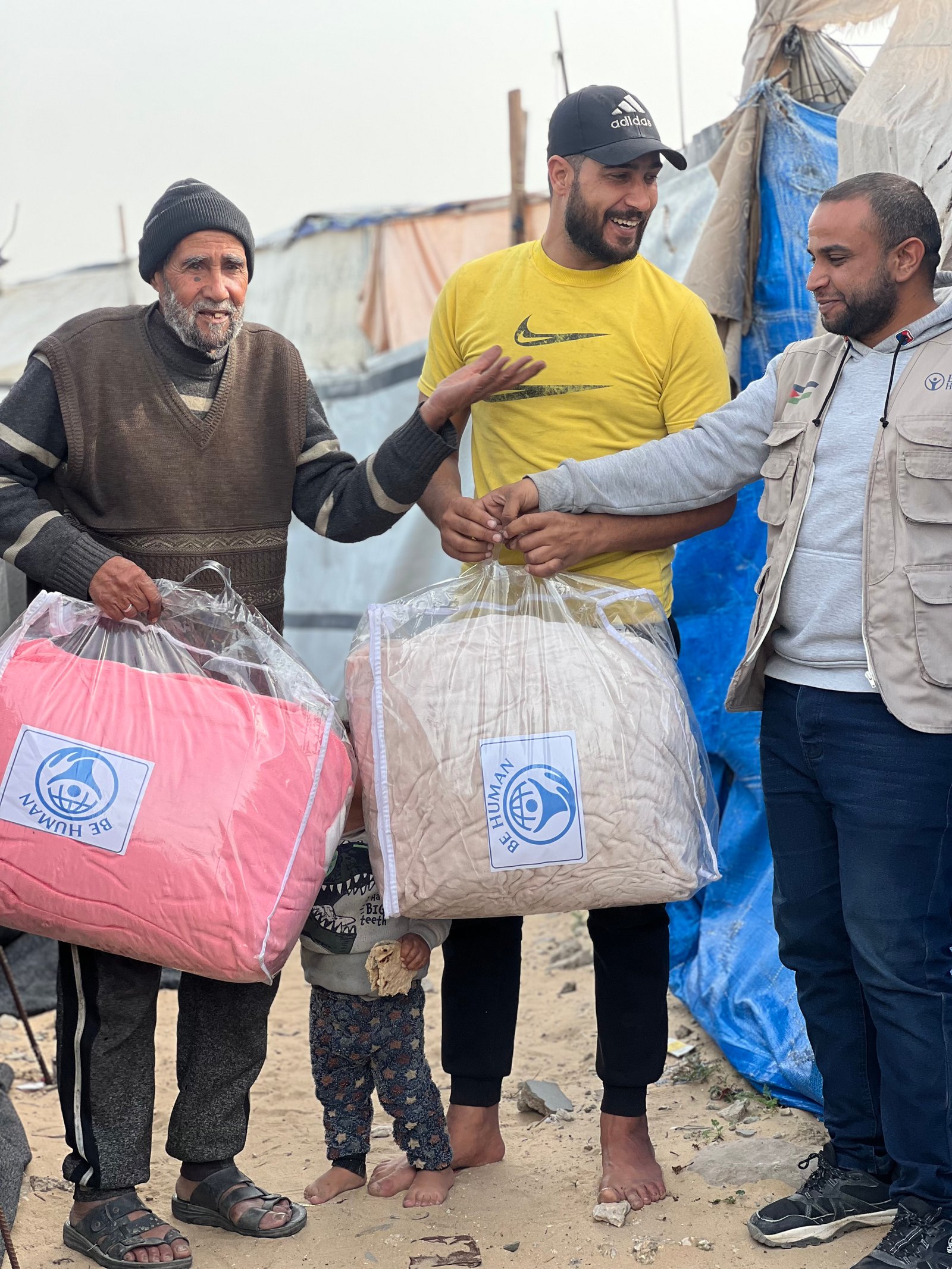 Distribution of winter blankets to displaced families. image 3