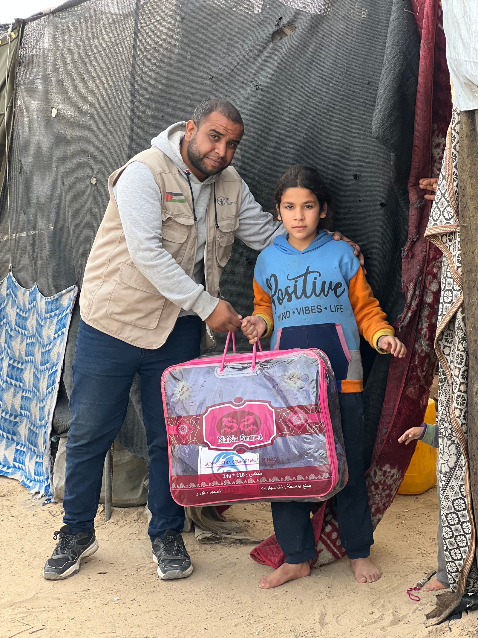 Distribution of winter blankets to displaced families. image 4