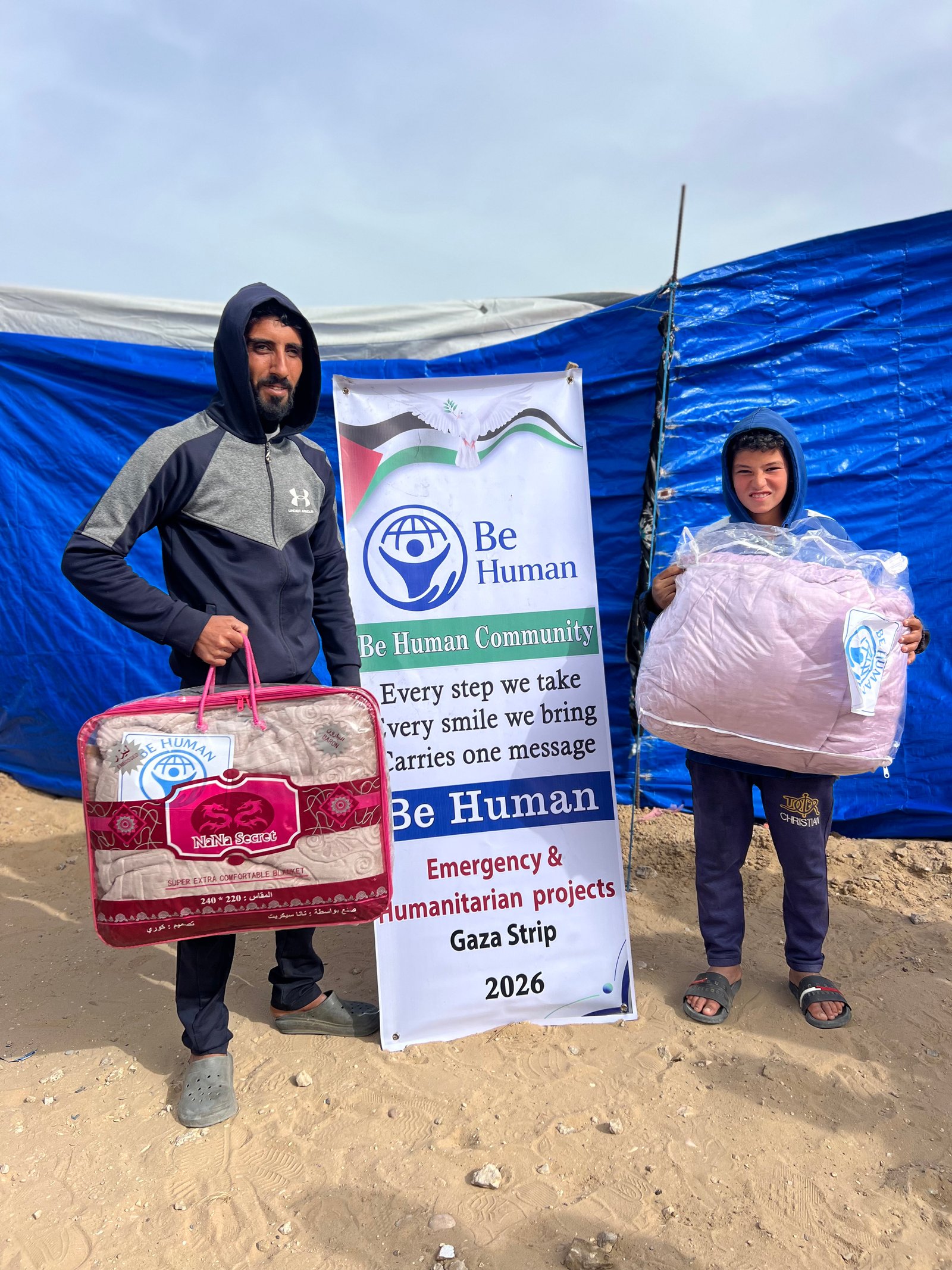 Distribution of winter blankets to displaced families. image 6