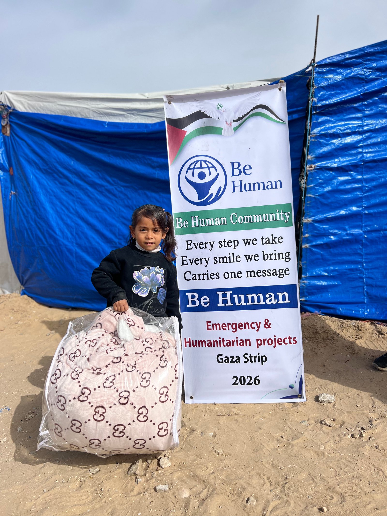 Distribution of winter blankets to displaced families. image 7