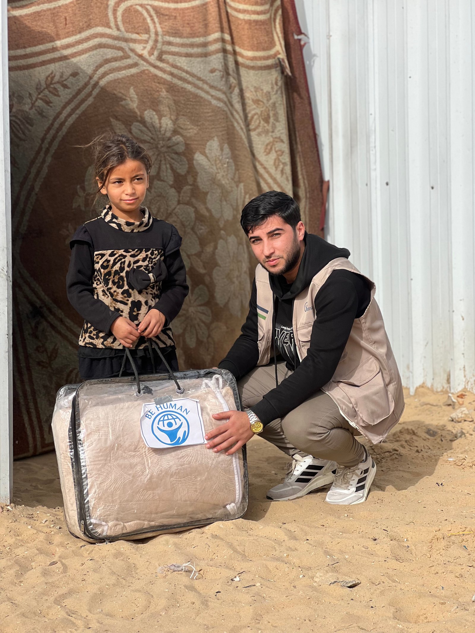 Distribution of winter blankets to displaced families. image 8