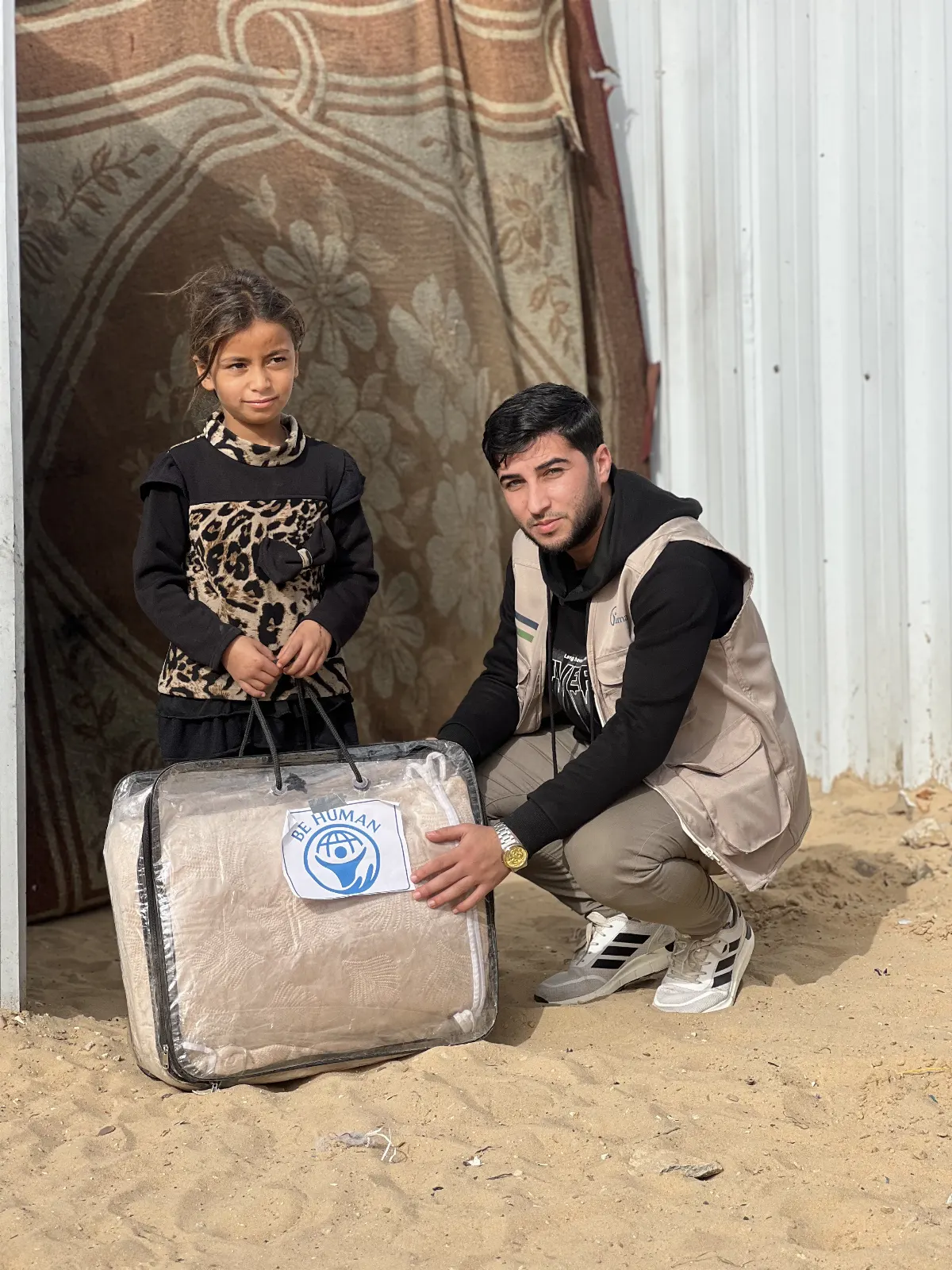 Distribution of winter blankets to displaced families. image 8