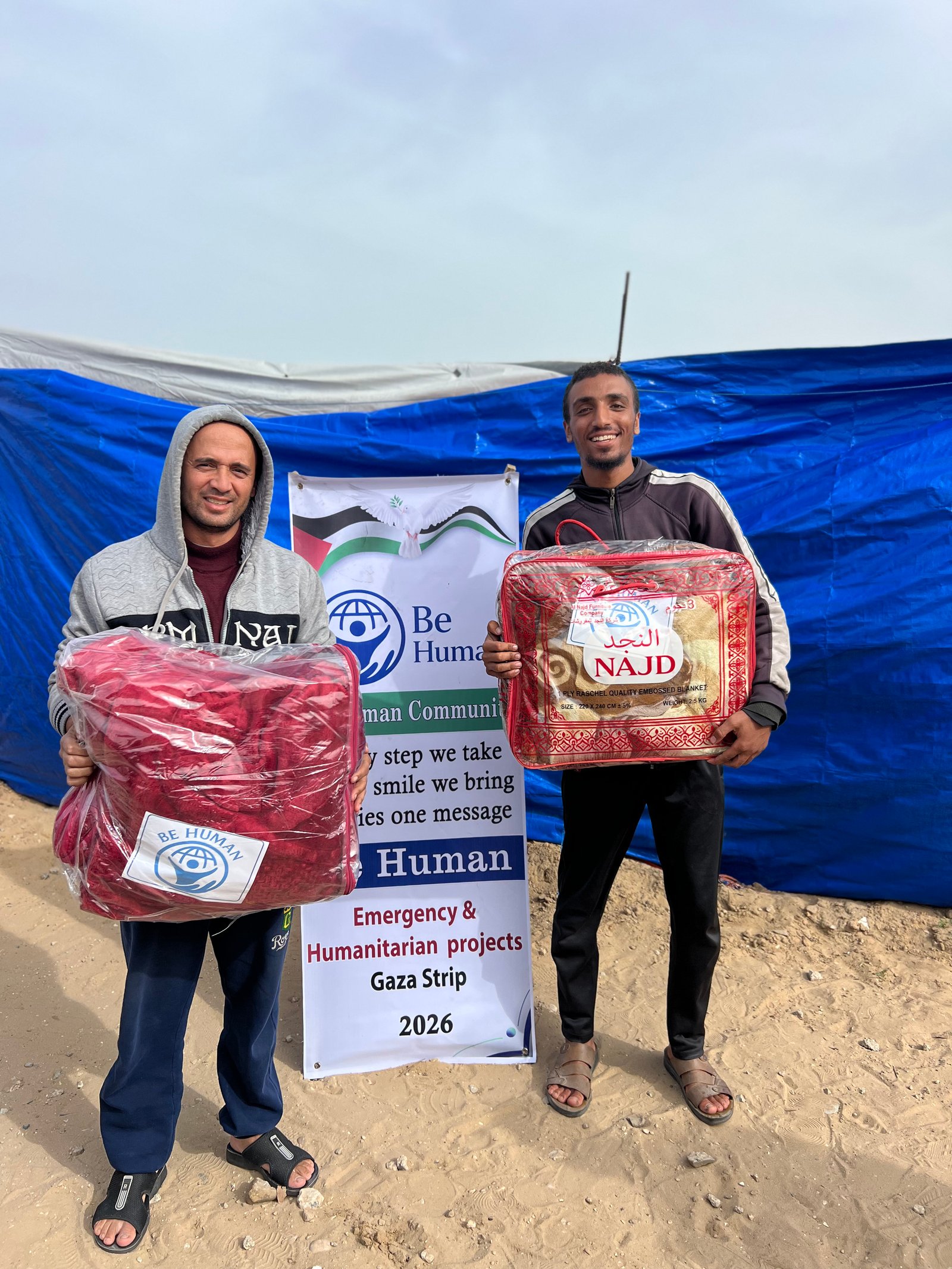 Distribution of winter blankets to displaced families. image 9