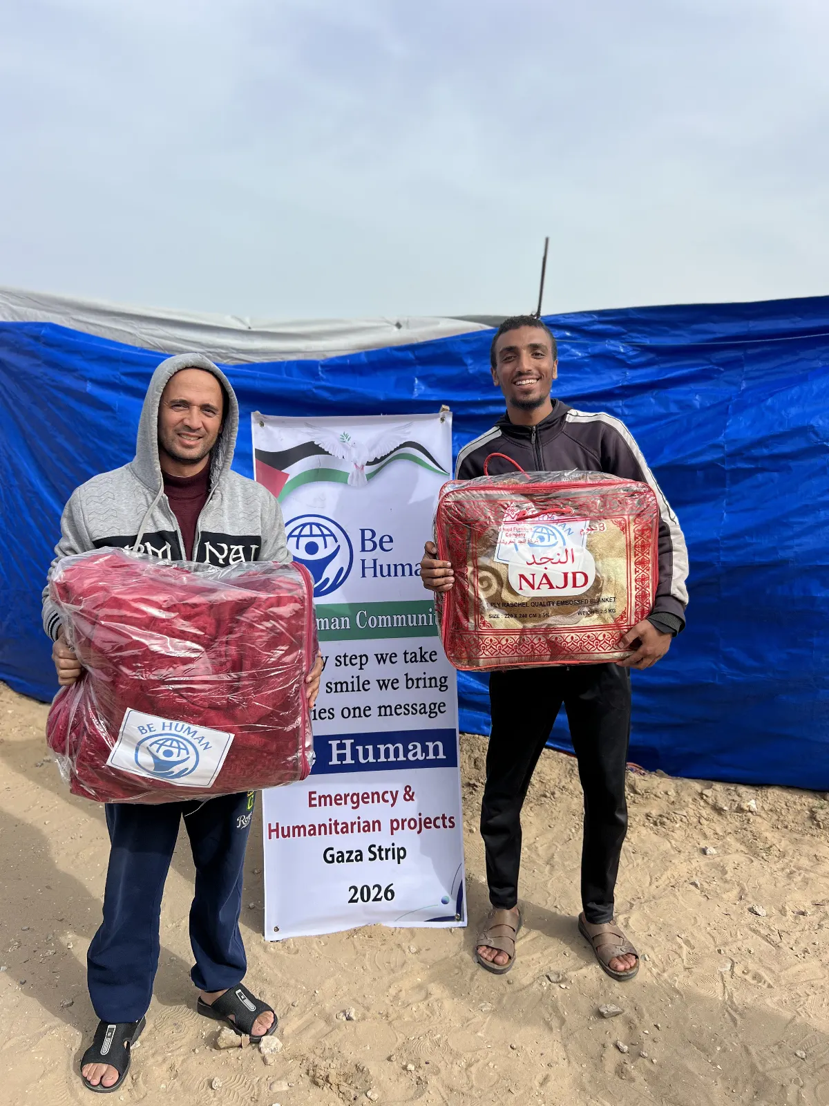 Distribution of winter blankets to displaced families. image 9