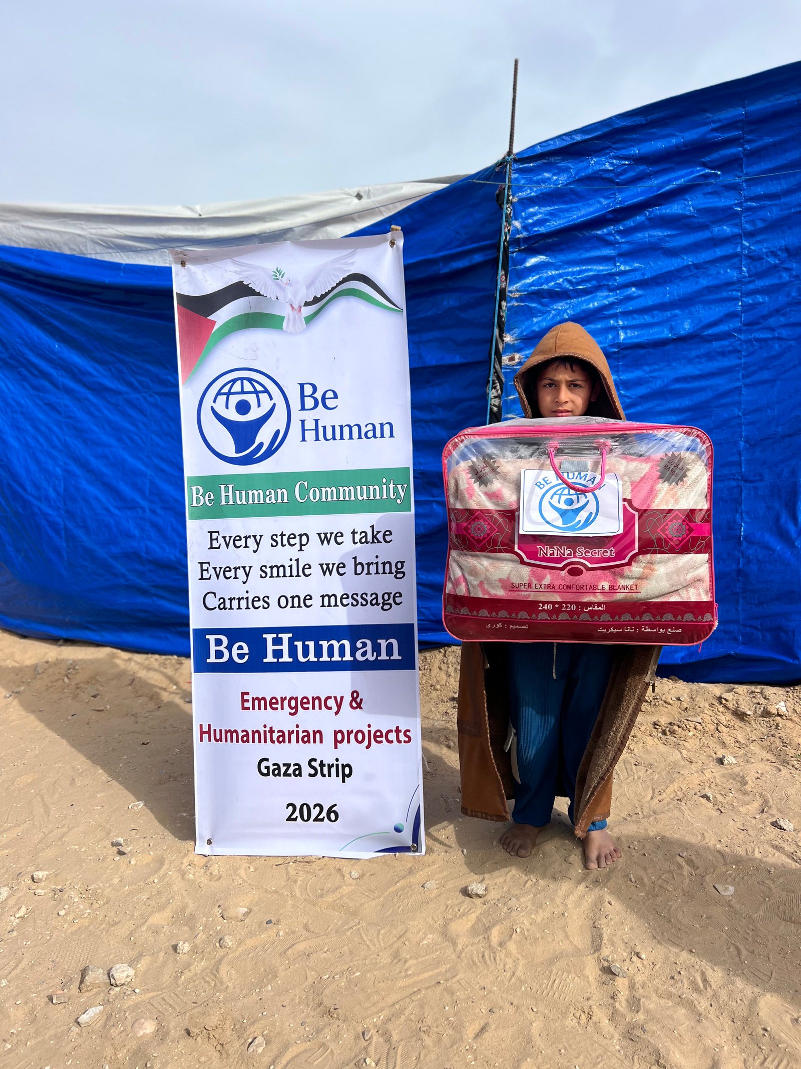 Distribution of winter blankets to displaced families. image 10