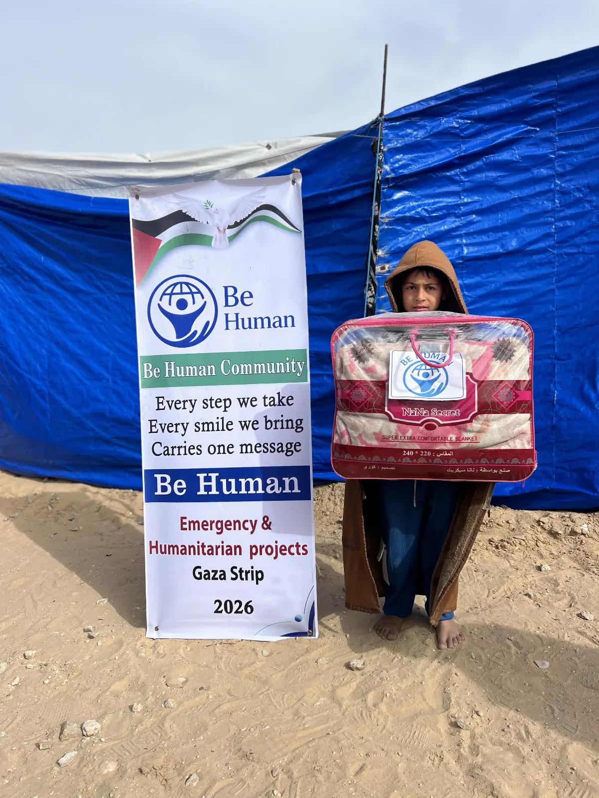 Distribution of winter blankets to displaced families. image 10